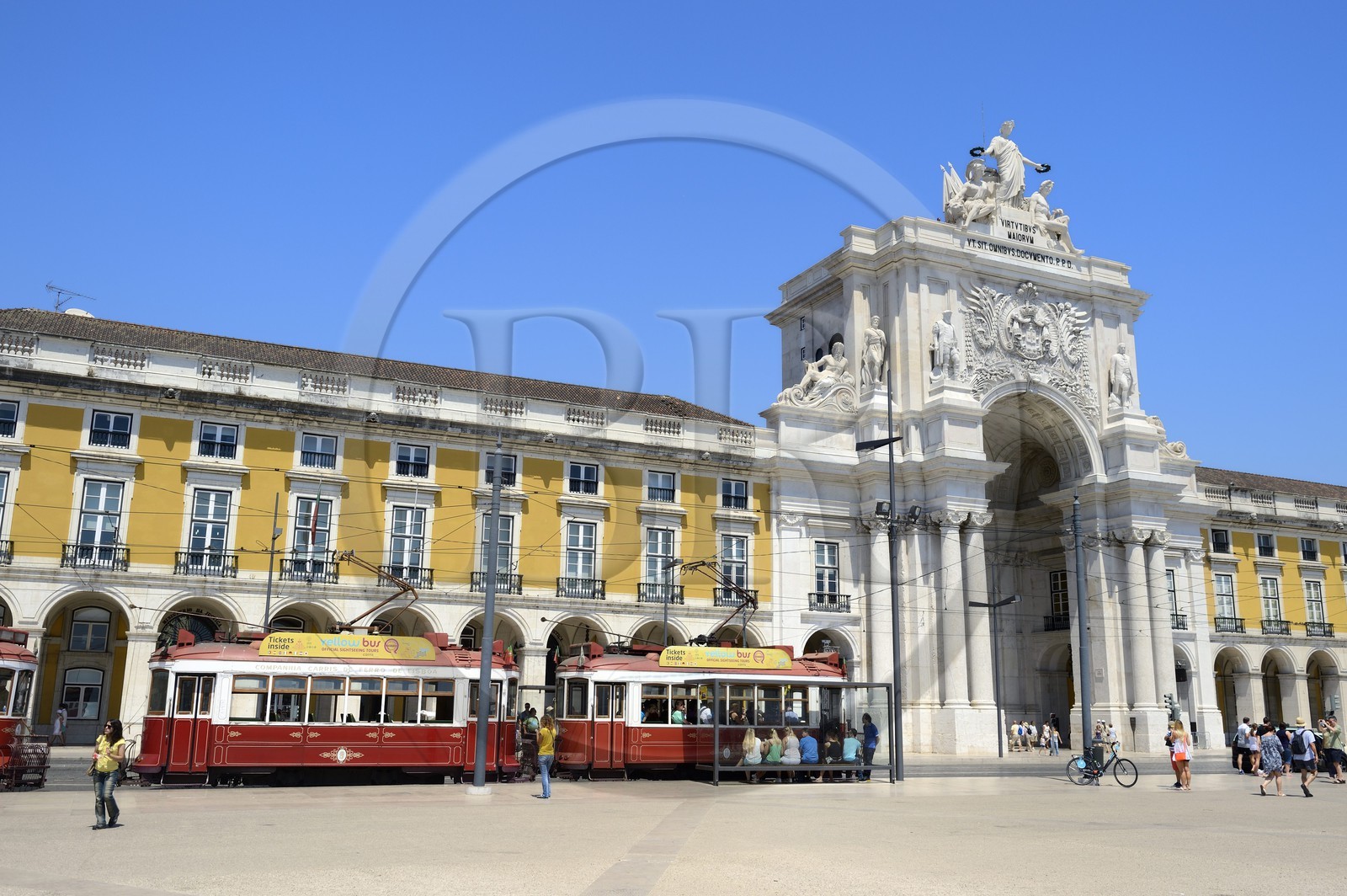 Portugal, Lisbonne, quartier de Baixa pombalin, Praca do Comercio (Place du Commerce), Arc de Triomphe de la Rua Augusta (Arco da Rua Augusta) et tramway (electricos) touristique