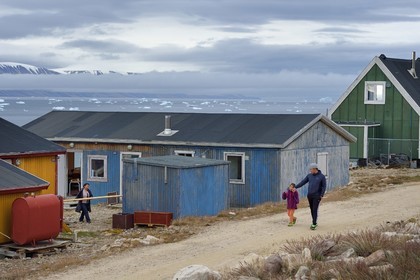 Groenland, cote Nord-Ouest, mer de Baffin, Qaanaaq ou Nouvelle Thule, un père inuit et sa fille rentrent de l'école