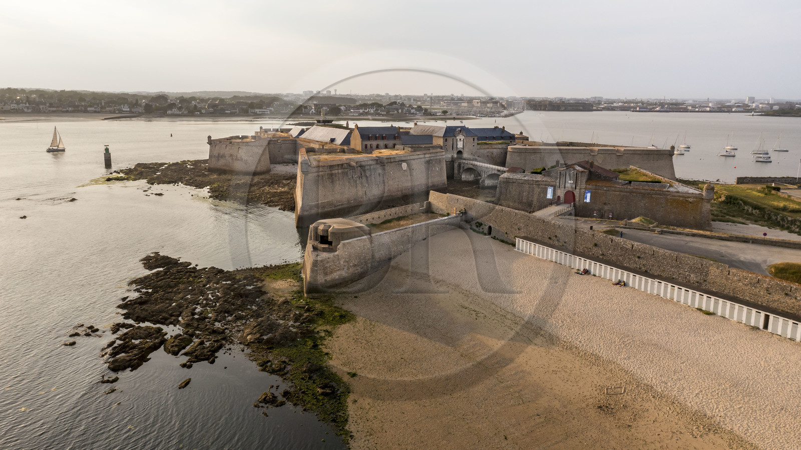 France, Morbihan (56), Port-Louis, la citadelle de Port-Louis remaniée par Vauban à l'entrée de la rade de Lorient, musée de la Compagnie des Indes et la Grande Plage de Port-Louis au pied des remparts (vue aérienne)