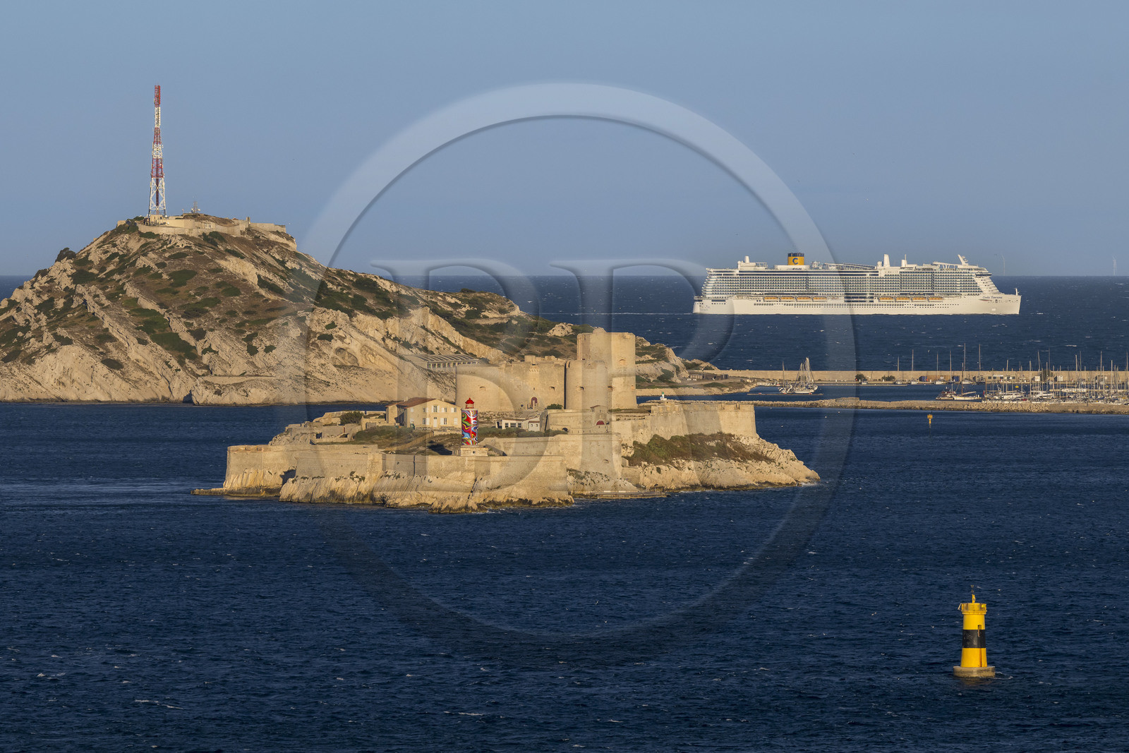 France, Bouches-du-Rhône (13), Marseille, Parc National des Calanques, Archipel des Iles du Frioul, arrivée d'un bateau de croisière Costa au petit matin et le chateau d'If en premier plan