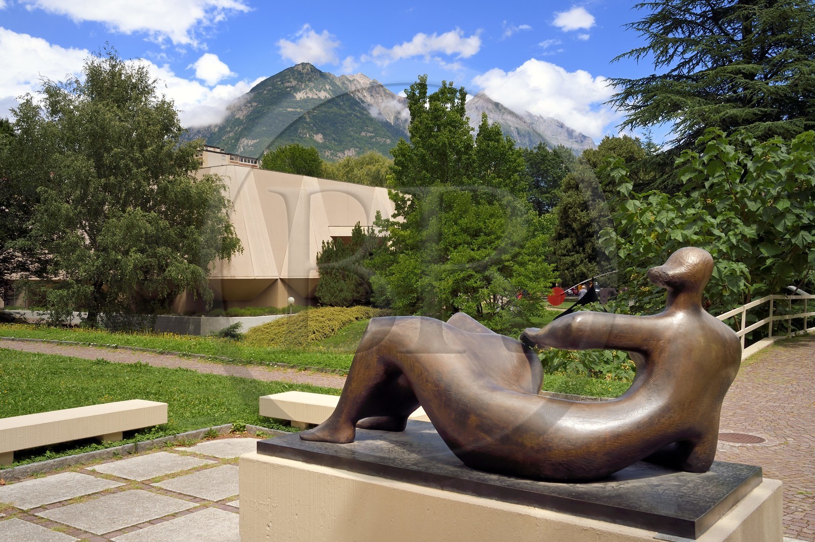 Suisse, canton du Valais, Martigny, Fondation Pierre Gianadda, Henry Moore, Large Reclining Figure, bronze, 1982