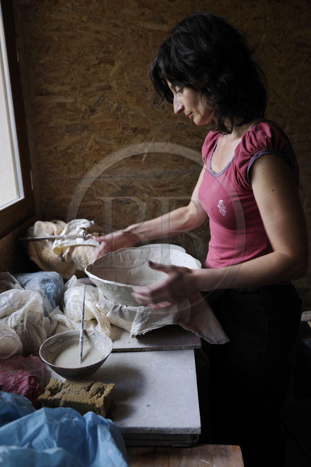 France, Gard (30), région du Pays d'Uzège, Saint-Quentin-la-Poterie, Christine Carotenuto à l'atelier de poterie Les Animals