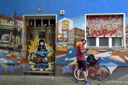 Allemagne, Berlin, quartier de Friedrichshain-Kreuzberg, graffitis sur une facade d'immeuble dans la Skalitzer Strasse