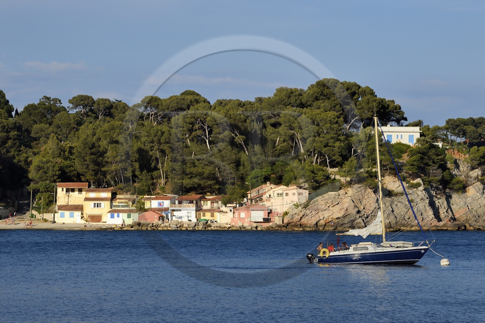 France, Var (83), la rade de Toulon, le petit port des cabanons de l'anse de Méjean