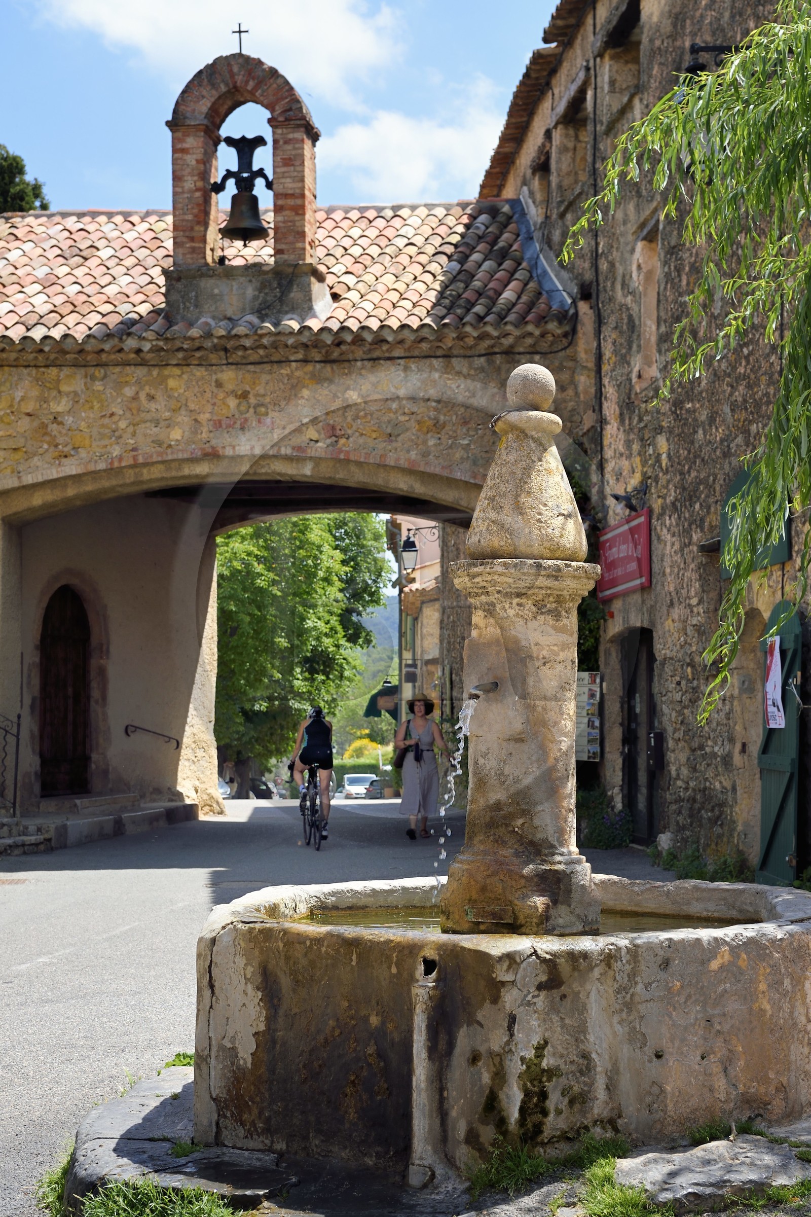 France, Var (83), La Dracénie, village de Tourtour, labellisé Les Plus Beaux Villages de France, la porte Est du village et la fontaine