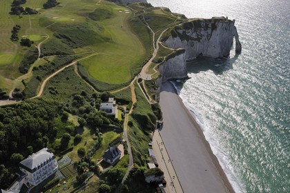 France, Seine-Maritime (76), Pays de Caux, Côte d'Albâtre, Etretat, les falaises d'Aval et le golf (vue aérienne)