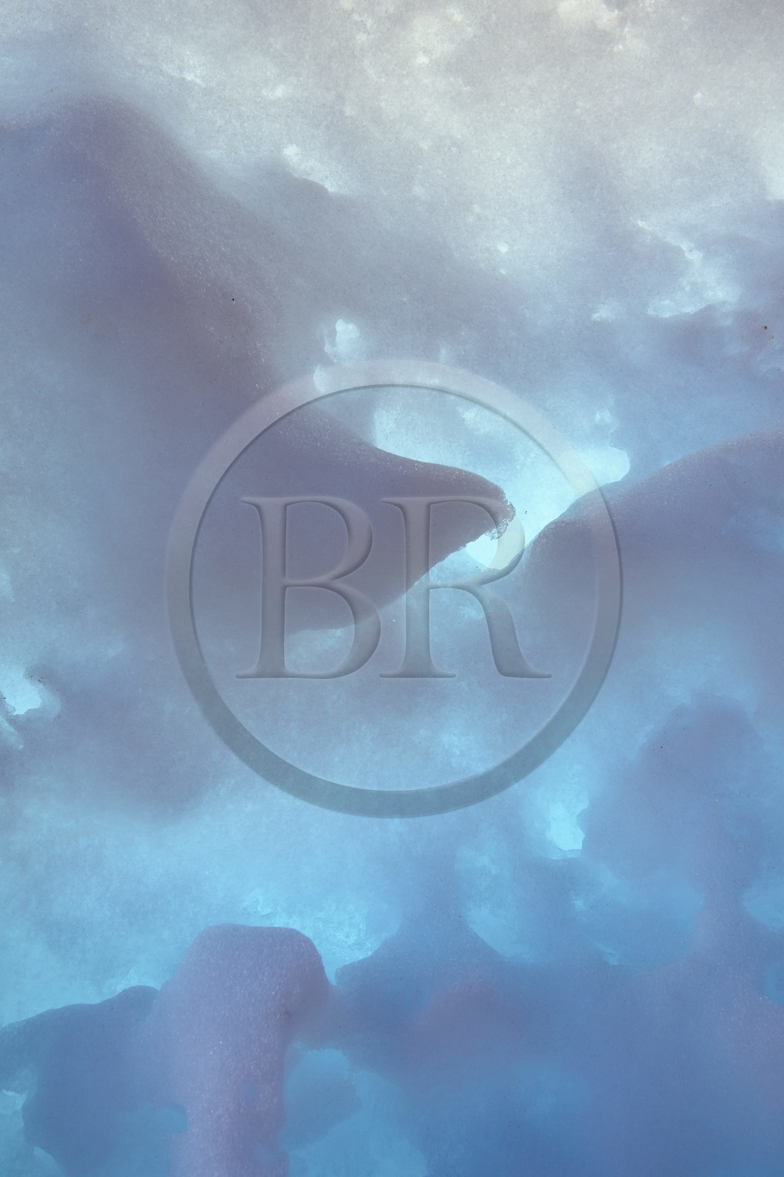 Groenland, cote Nord-Ouest, Smith sound au nord de la baie de Baffin, gros plan sur la glace d'un petit icebeg sur la plage