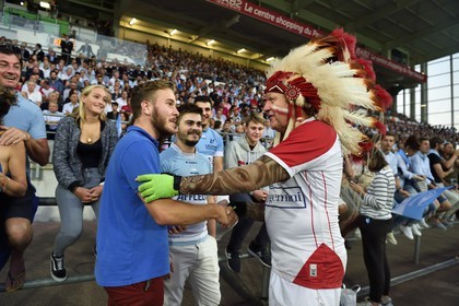 France, Pyrénées-Atlantiques (64), Pays-Basque, Bayonne, stade Jean-Dauger, derby basque de rugby entre l'Aviron Bayonnais (en bleu) et le Biarritz Olympique, show de Robert Rabagny dit Geronimo, ex-mascotte du club de rugby Biarritz Olympique