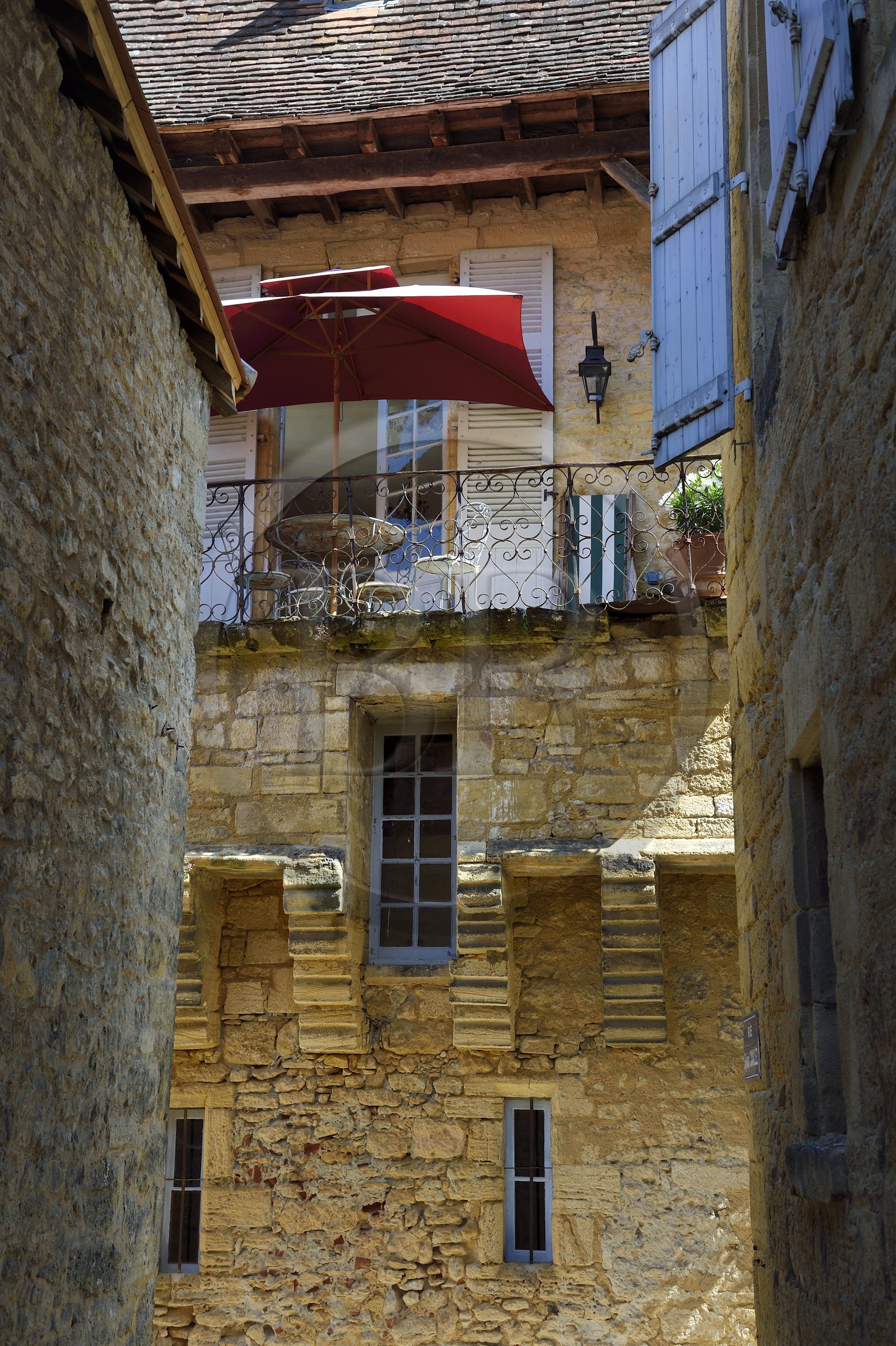 France, Dordogne (24), Périgord Noir, vallée de la Dordogne, Sarlat-la-Canéda, vieille ville médiévalle, maisons du XVème et XVIème siècle, encorbellement dans une maison de l'impasse de la vieille poste