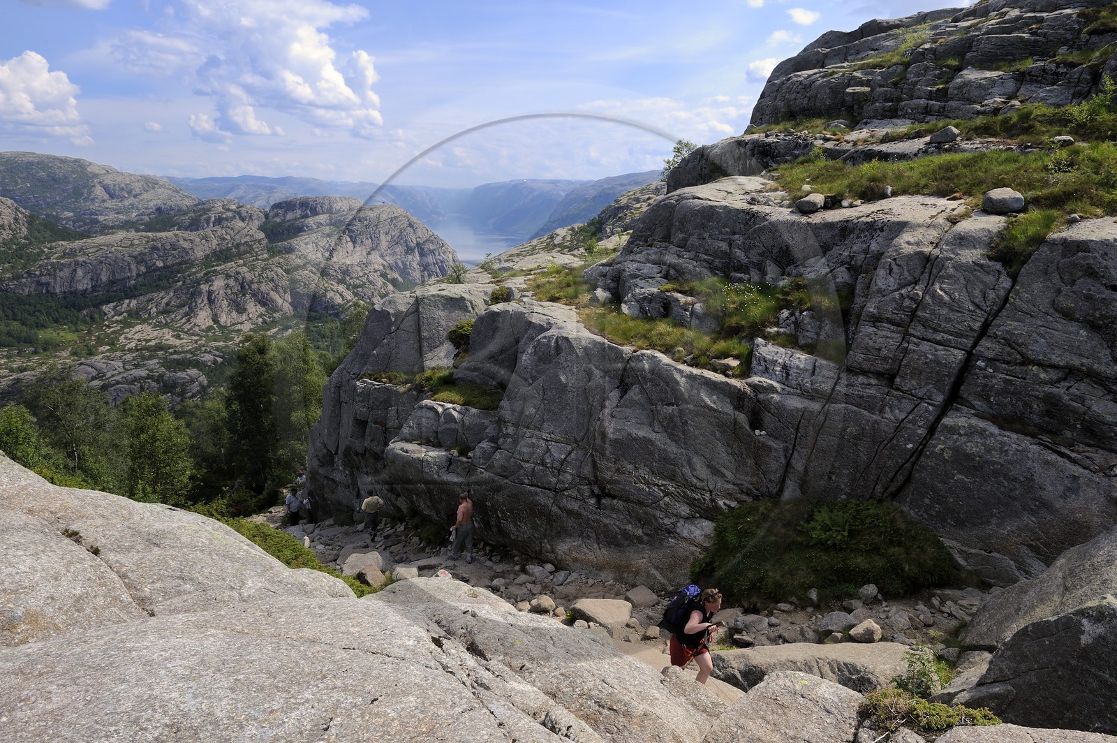 Norvège, Rogaland, région du Lysefjord, chemin de randonnée menant au Rocher de La Chaire (Preikestolen)