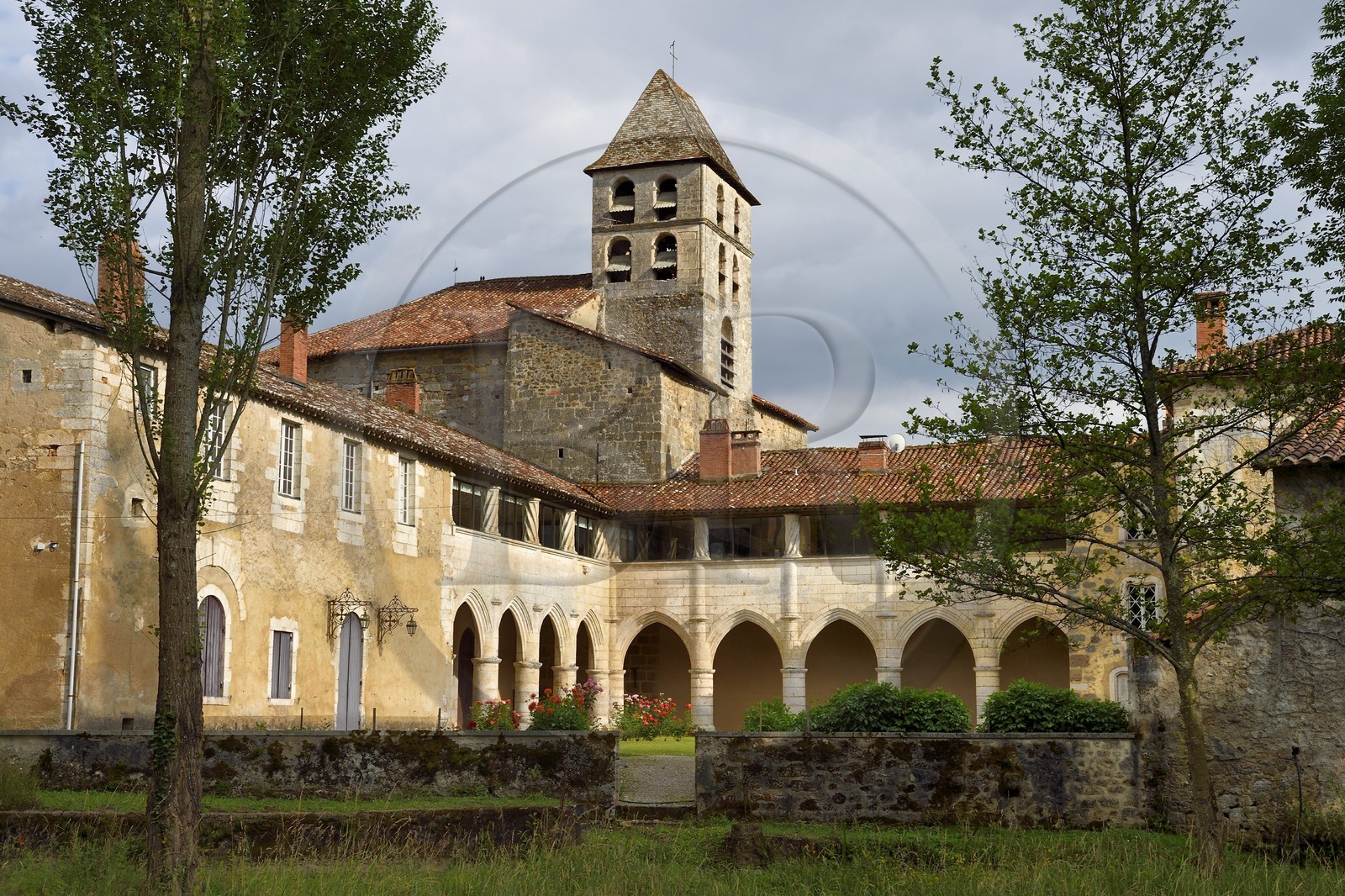 France, Dordogne (24), Périgord Vert, Saint-Jean-de-Côle, labellisé Les Plus Beaux Villages de France, l'ancien prieuré et le clocher de l'église Saint-Jean-Baptiste