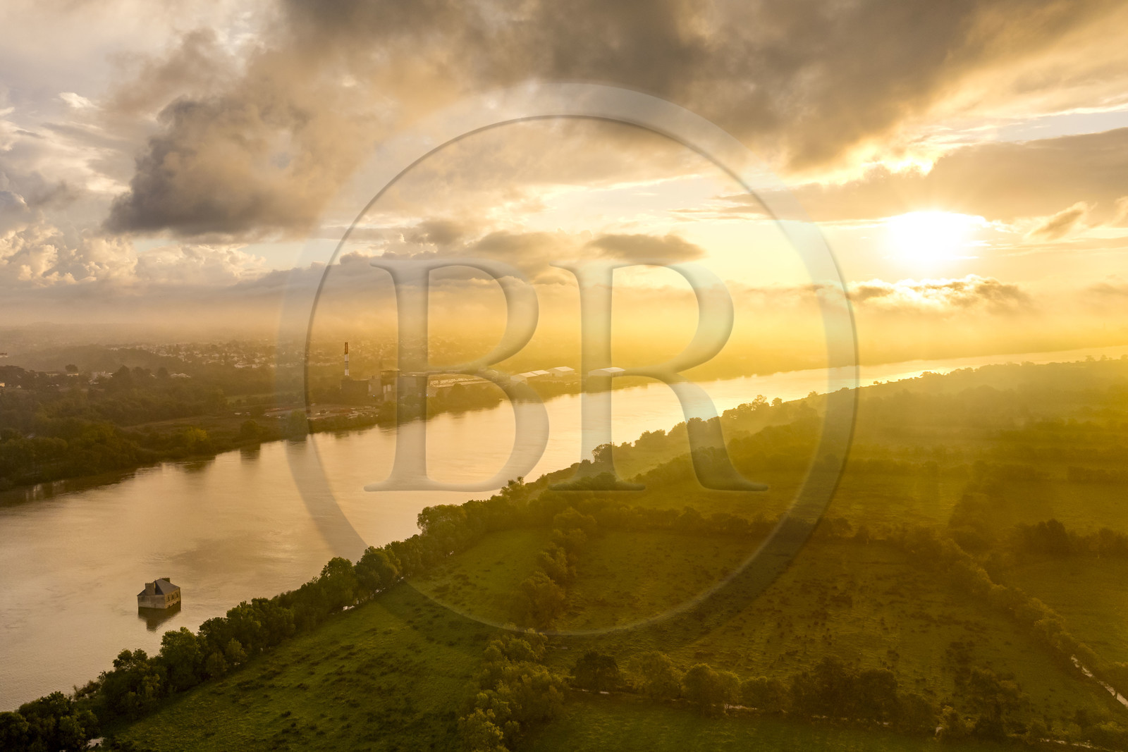 France, Loire-Atlantique (44), Couëron, collection d'art contemporain à ciel ouvert Estuaire, La Maison dans la Loire réalisé par l'artiste Jean-Luc Courcoult (vue aérienne) France, Loire-Atlantique (44), Couëron, collection d'art contemporain à ciel ouvert Estuaire, La Maison dans la Loire réalisé par l'artiste Jean-Luc Courcoult (vue aérienne)