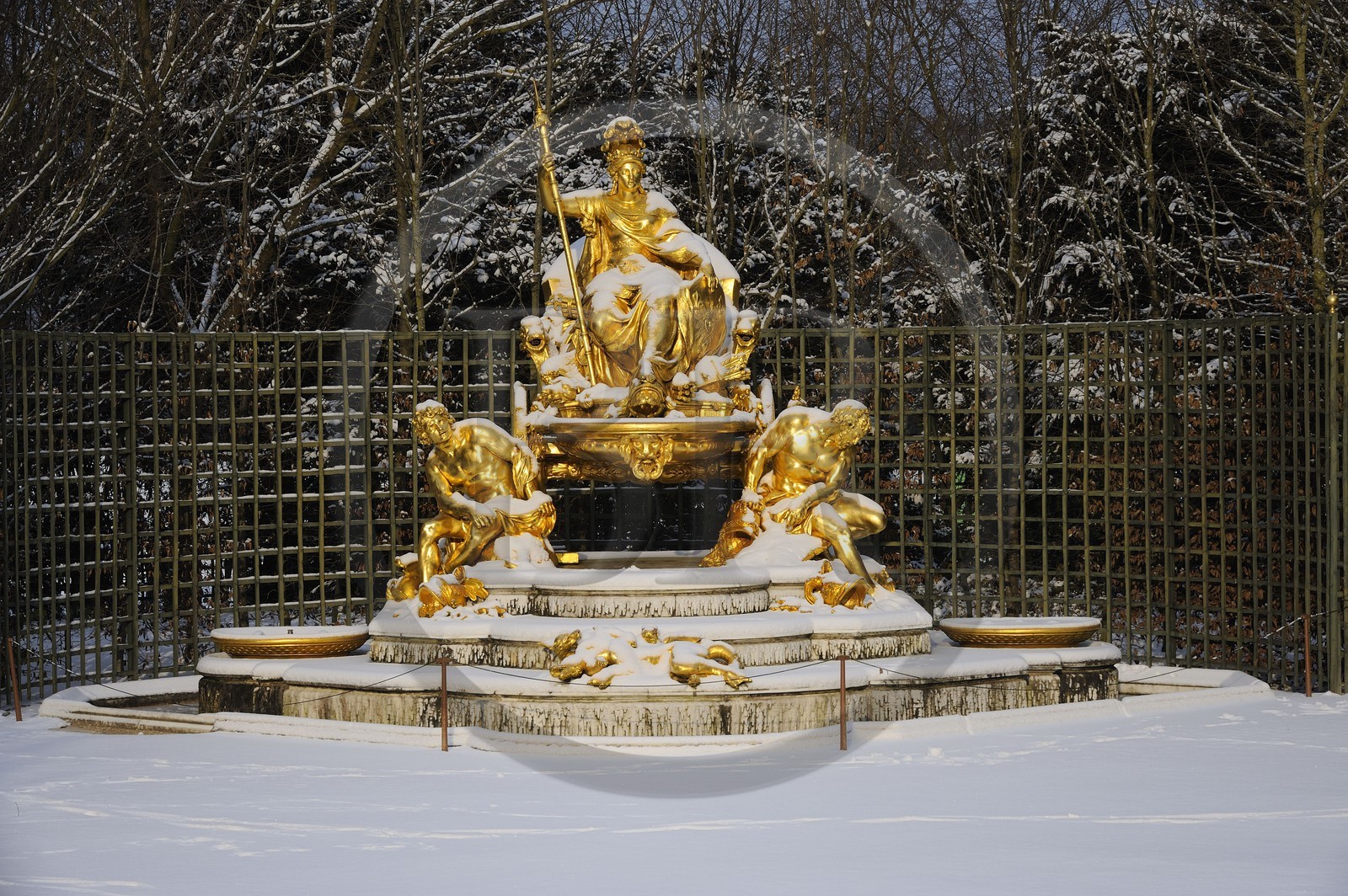 France, Yvelines (78), parc du château de Versailles sous la neige, classé Patrimoine Mondial de l'UNESCO, statue du bosquet de l'Arc de Triomphe