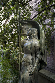 France, Paris (75), le musée du sculpteur Antoine Bourdelle, jardin intérieur, Jeanne d'Arc à l'étendard (bronze)