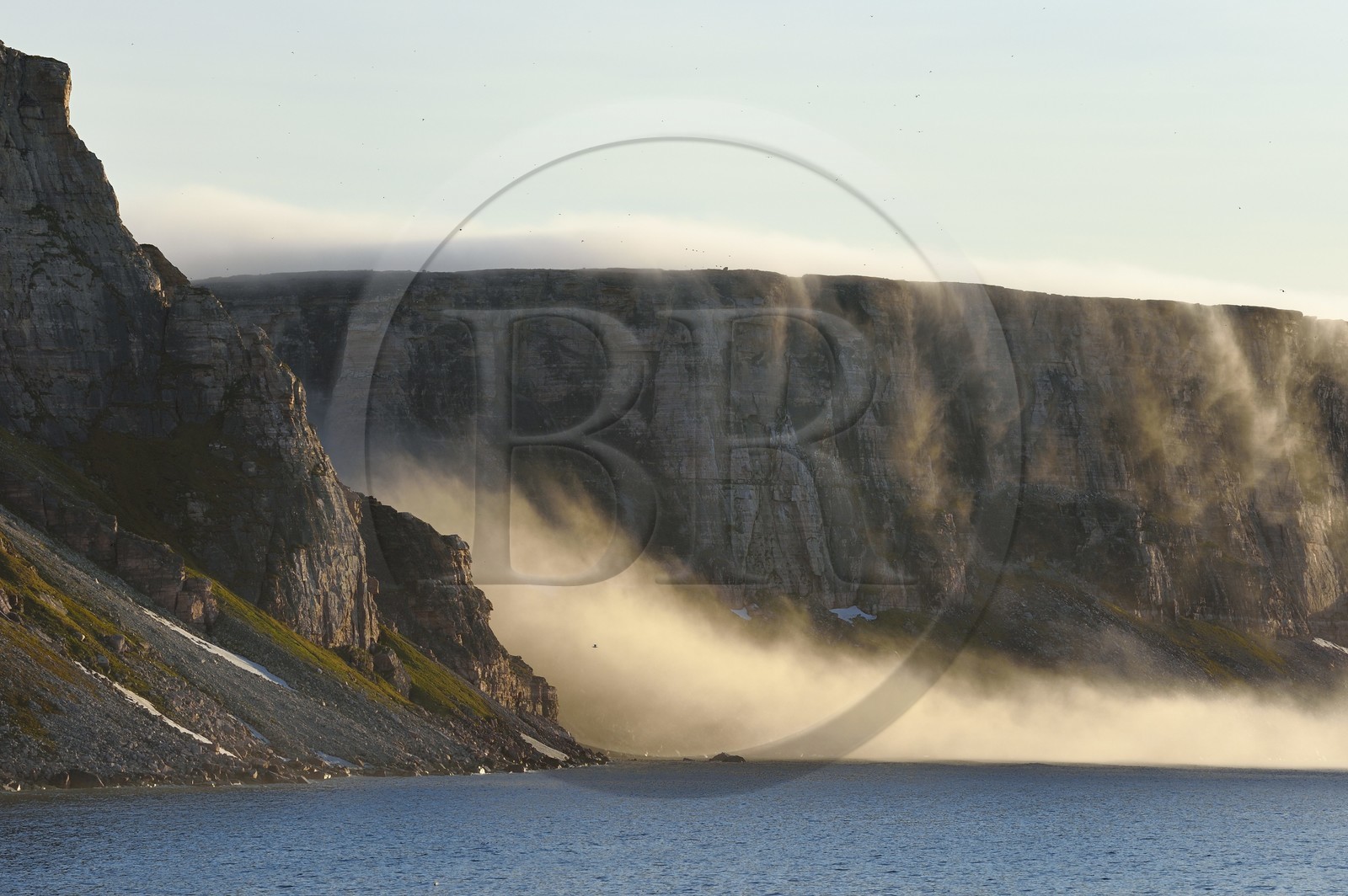 Groenland, cote Nord-Ouest, Murchison sund au nord de Baffin Bay, les falaises vertigineuses de Hakluyt Island au large de la cote ouest de Kiatak (Northumberland Island)