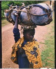 Burundi, Bujumbura Province, Ijenda area, young Twa girl (pygmy) going to the market to sell her earthen pots (4x5 reversal film reproduction)