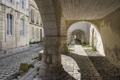 France, Charente-Maritime (17), La Rochelle, la rue de L'Escale est la seule de la vieille ville encore pavée avec des galets ronds provenant du lest des vaisseaux, elle est bordée d'arcades et possède de nombreux hotels particuliers