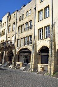 France, Moselle (57), Metz, maisons médiévales à arcades de la place Saint-Louis