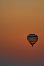 Egypte, Haute Egypte, vallée du Nil, Louxor, mongolfière survolant la rive ouest (vue aérienne)