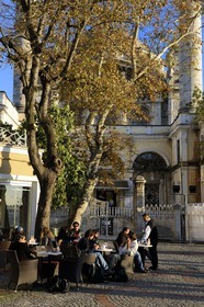 Turquie, Istanbul, terrasse devant la mosquée baroque d' Ortaköy au bord du Bosphore