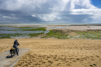 France, Vendée (85), Saint-Vincent-sur-Jard, plage du goulet à marée basse, petite pause dans la randonnée cycliste sur la piste de la véloroute Vendée Vélo Tour