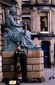 Royaume-Uni, Ecosse, Edimbourg, Joueur de cornemuse dans la vieille ville