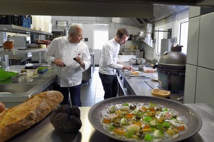 France, Charente (16), Bourg-Charente, restaurant La Ribaudière 1 étoile Michelin, le chef étoilé Thierry Verrat et son fils Julien, carpaccio de lotte fumé au bois de barrique et petits coquillages au premier plan