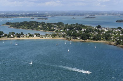France, Morbihan, Gulf of Morbihan (Golfe du Morbihan), Ile aux Moines, Lerio Beach (aerial view)