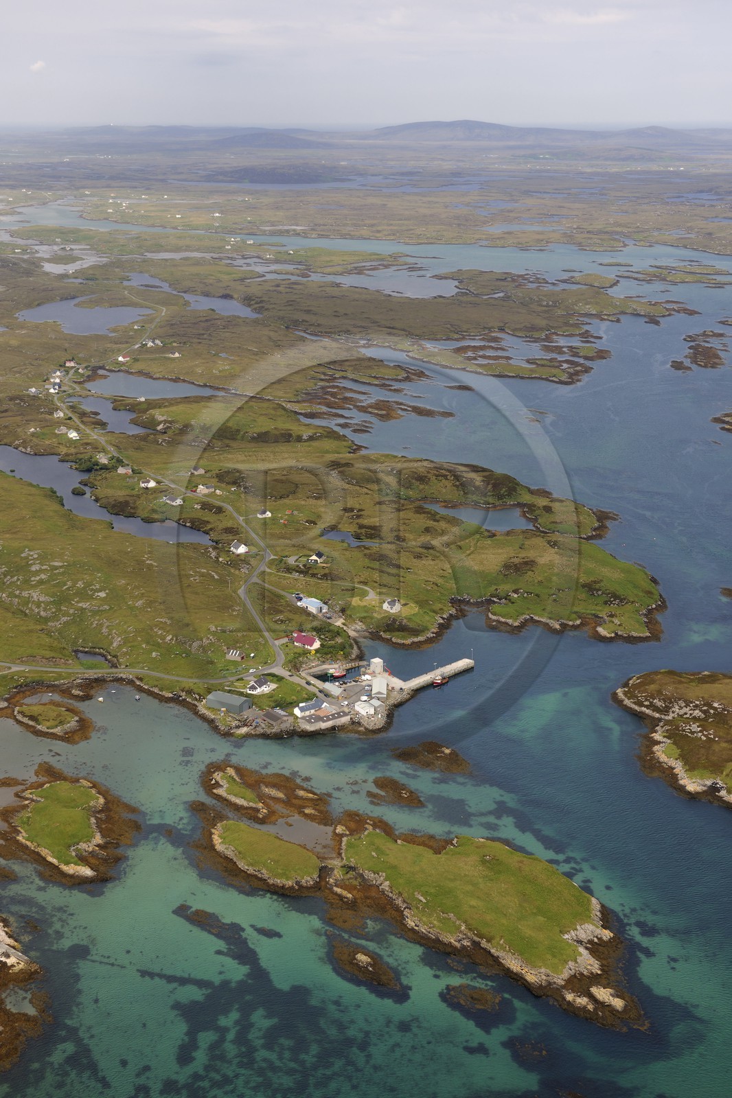 Royaume-Uni, Ecosse, Hébrides extérieures, Ile de North Uist recouvert d'une mosaïque de tourbières, basses collines et lochs, port de Grimsay (vue aérienne)