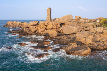 France, Côtes-d'Armor (22), Côte de Granit Rose, Perros-Guirec, Ploumanac'h, pointe de Skewell (Squéouel), le phare de Mean Ruz sur le sentier des Douaniers aussi chemin de Grande Randonnée GR 34 (vue aérienne)