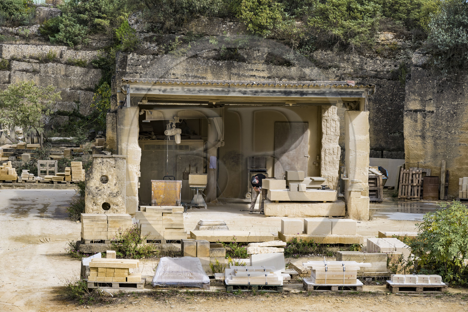 France, Gard (30), Vers-Pont-du-Gard, carrières de pierre sur le tracé de l'aqueduc romain de Nimes, La Pierre de Pont du Gard est toujours en activité depuis l'époque romaine