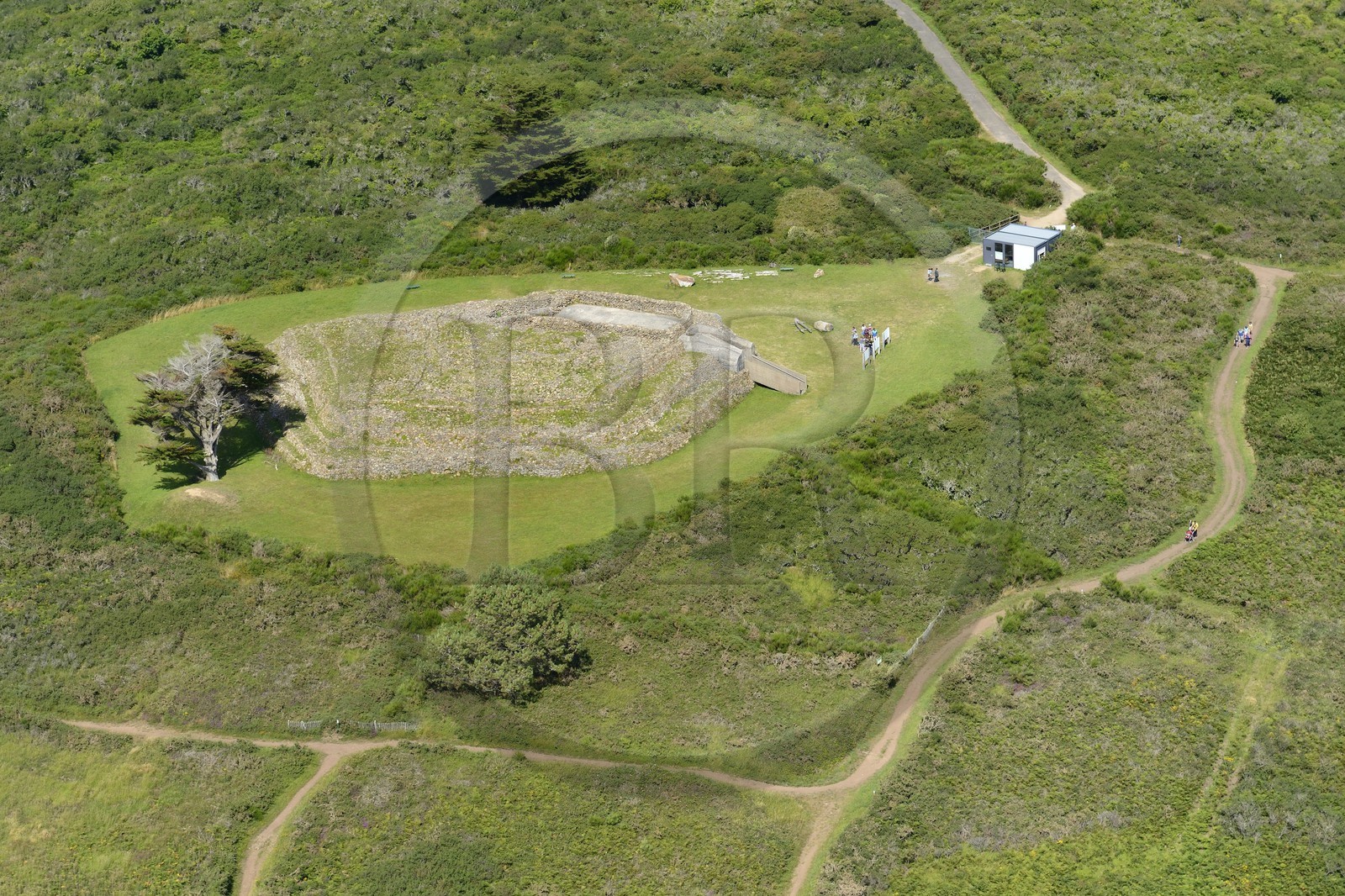 France, Morbihan (56), Golfe du Morbihan, Presqu'île de Rhuys, Arzon, le cairn du Petit-Mont (vue aérienne)