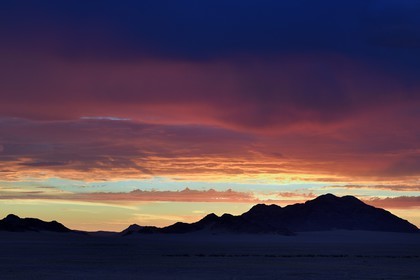 Namibie, région de Hardap, désert du Namib à l'Est du parc national Namib Naukluft vers Sossusvlei, embrasement du ciel au coucher de soleil