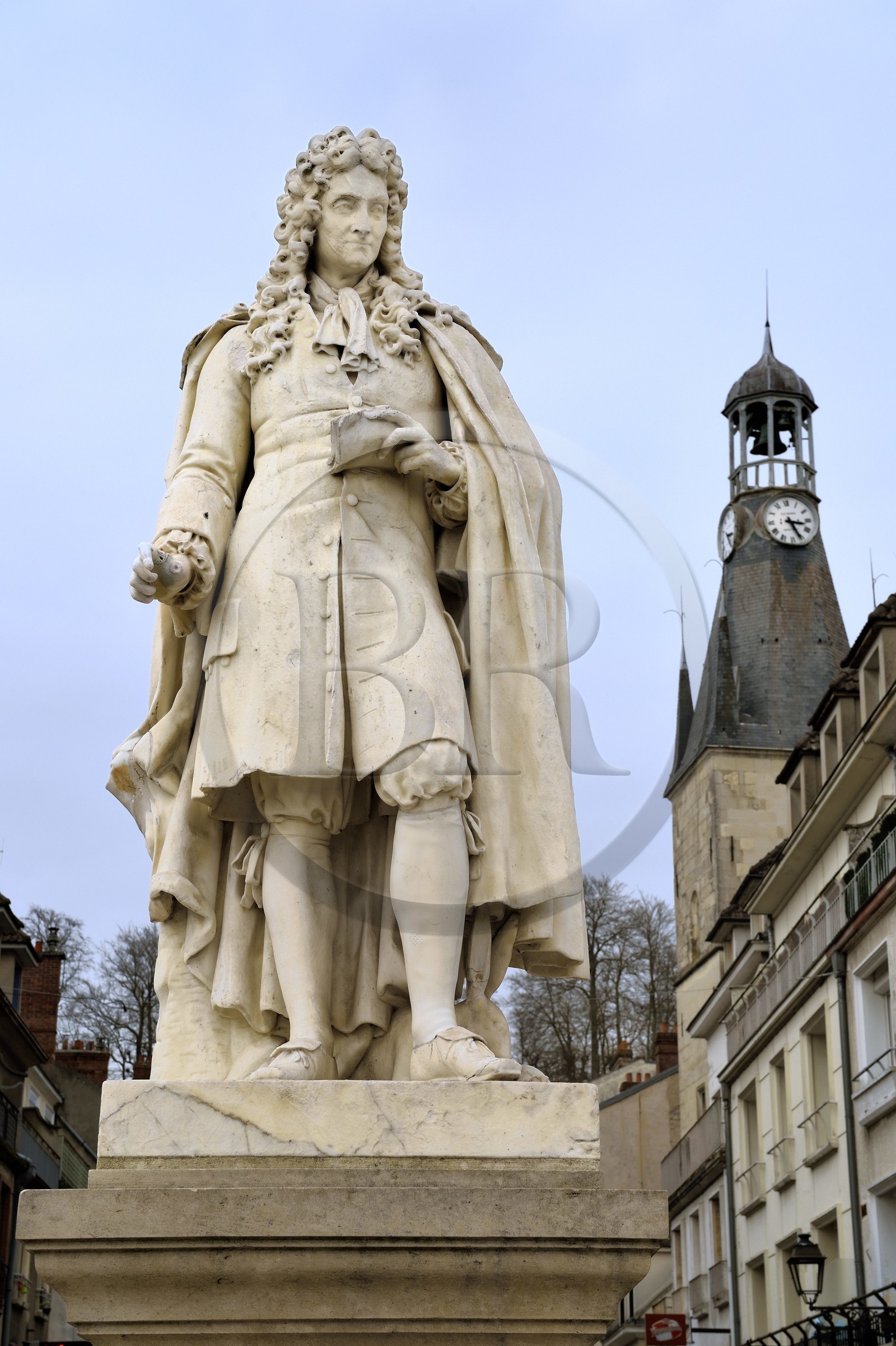 France, Aisne (02), Château-Thierry, statue de Jean de La Fontaine par le sculpteur Charles-René Laitié et la tour Balhan en arrière plan France, Aisne (02), Château-Thierry, statue de Jean de La Fontaine par le sculpteur Charles-René Laitié et la tour Balhan en arrière plan