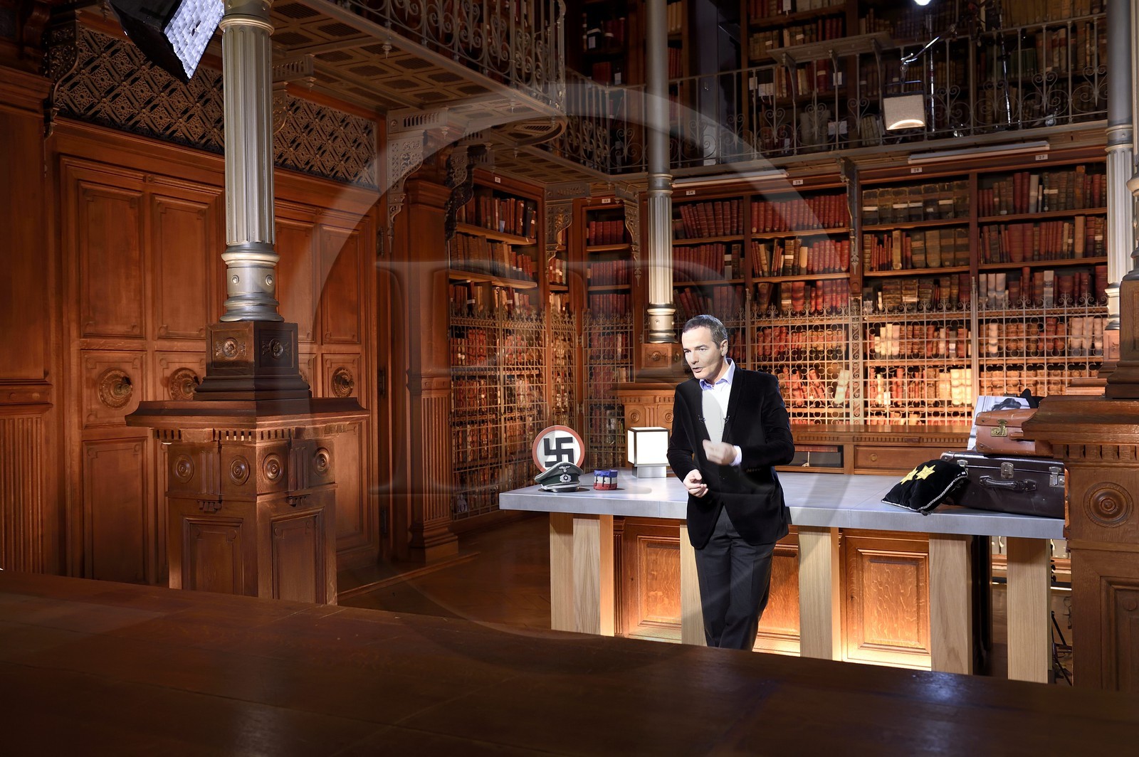 France, Paris (75), les Archives Nationales, Grands dépots, salle de l'Armoire de fer, tournage de l'émission de television L'ombre d'un doute sur l'affaire Marcel Petiot présentée par l'animateur et journaliste Franck Ferrand