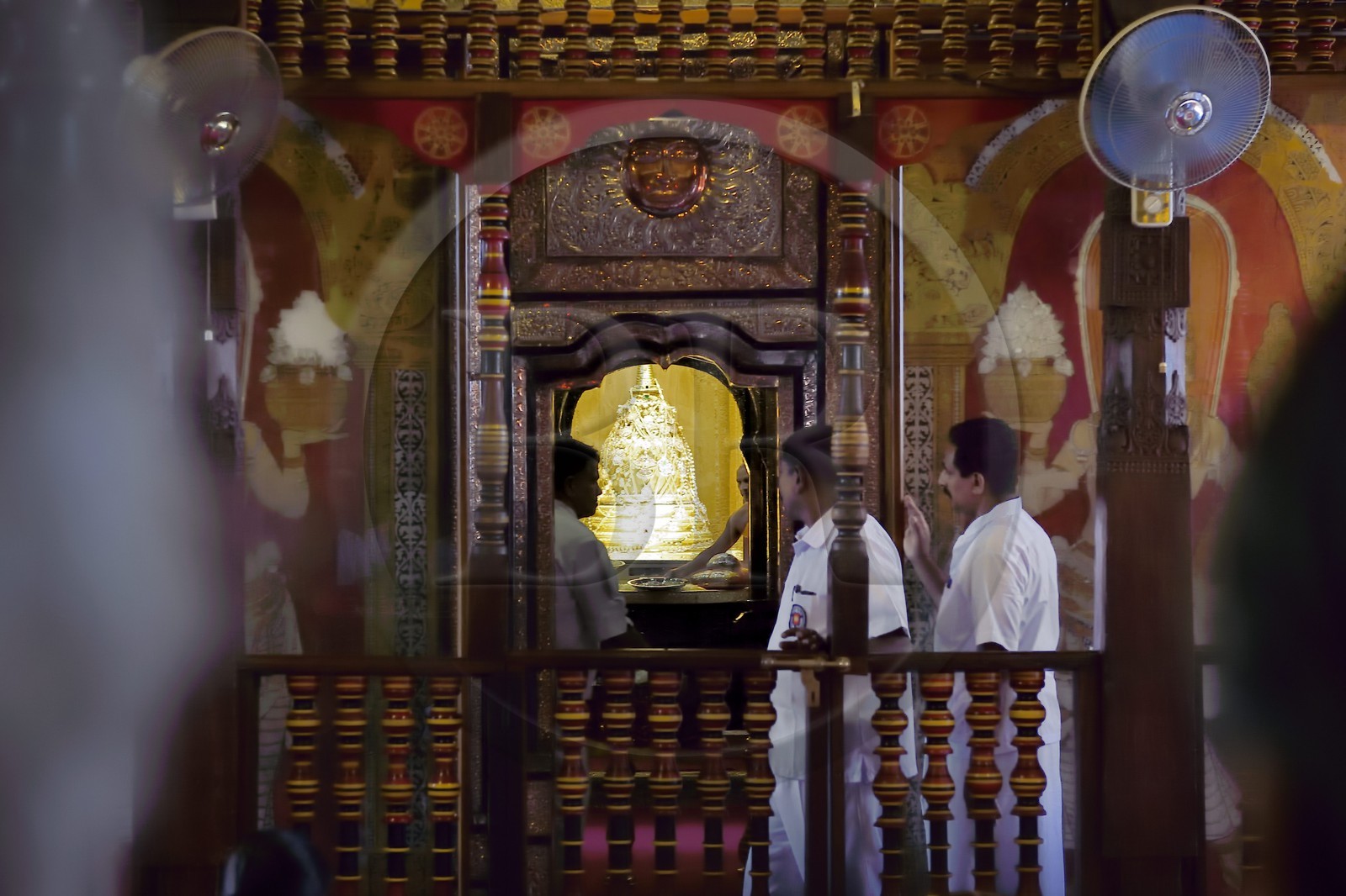 Sri Lanka, province du centre, Kandy, ville sacrée classée patrimoine mondial de l'UNESCO, Temple de la Dent de Bouddha (Sri Dalada Maligawa), salle du sanctuaire, la dent est conservée dans un reliquaire en or en forme de dagoba