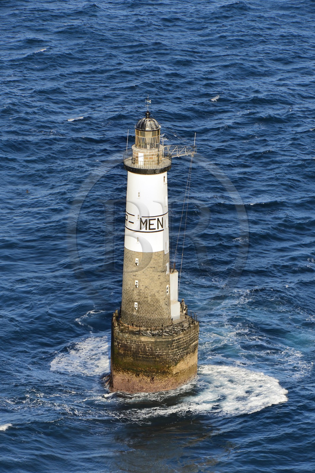 France, Finistère (29), Mer d'Iroise, parc naturel régional d'Armorique, Ile de Sein, Chaussée de Sein, phare d'Ar-Men (vue aérienne)