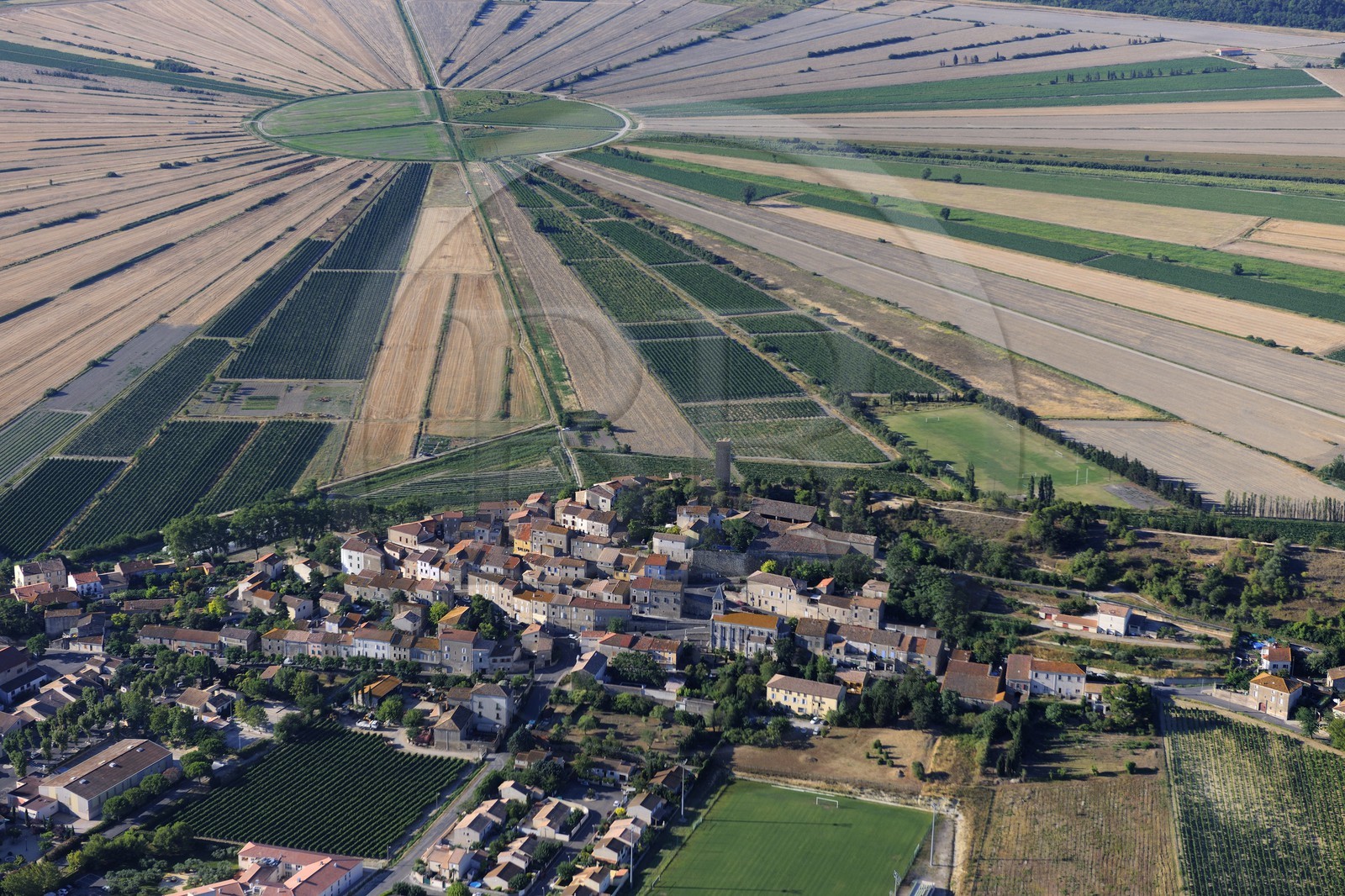 France, Hérault (34), l'ancien étang de Montady asséché depuis 1247 et le village de Montady (vue aérienne)