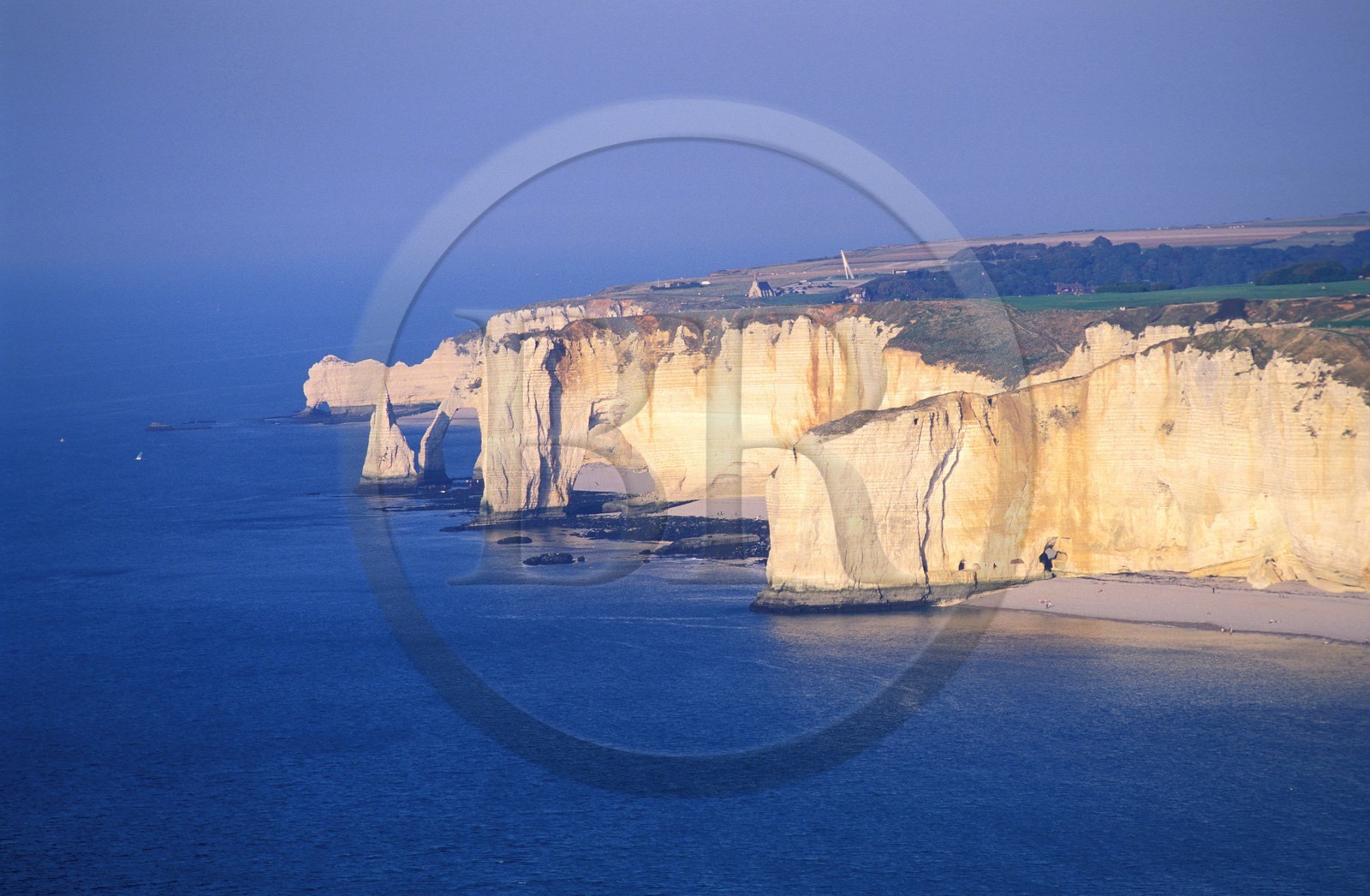 France, Seine-Maritime (76), Pays de Caux, Côte d'Albâtre, Etretat, falaise d' Aval sur la Côte d' Albâtre (vue aérienne)