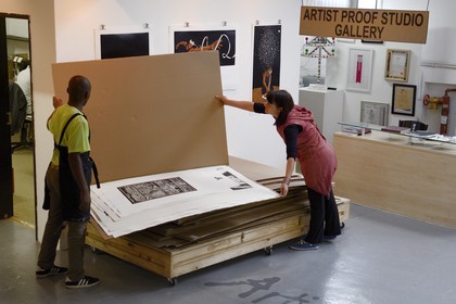 Afrique du Sud, province de Gauteng, Johannesburg, Newtown, le bus factory abrite un certain nombre d'organisations culturelles non gouvernementales (ONG) dont la plus importante est l'Artist Proof studio fondé par Kim Berman et Nhlanhla Xaba en 1991 qui facilite l'apprentissage de la gravure et aide les étudiants défavorisés à accéder à l'indépendance économique