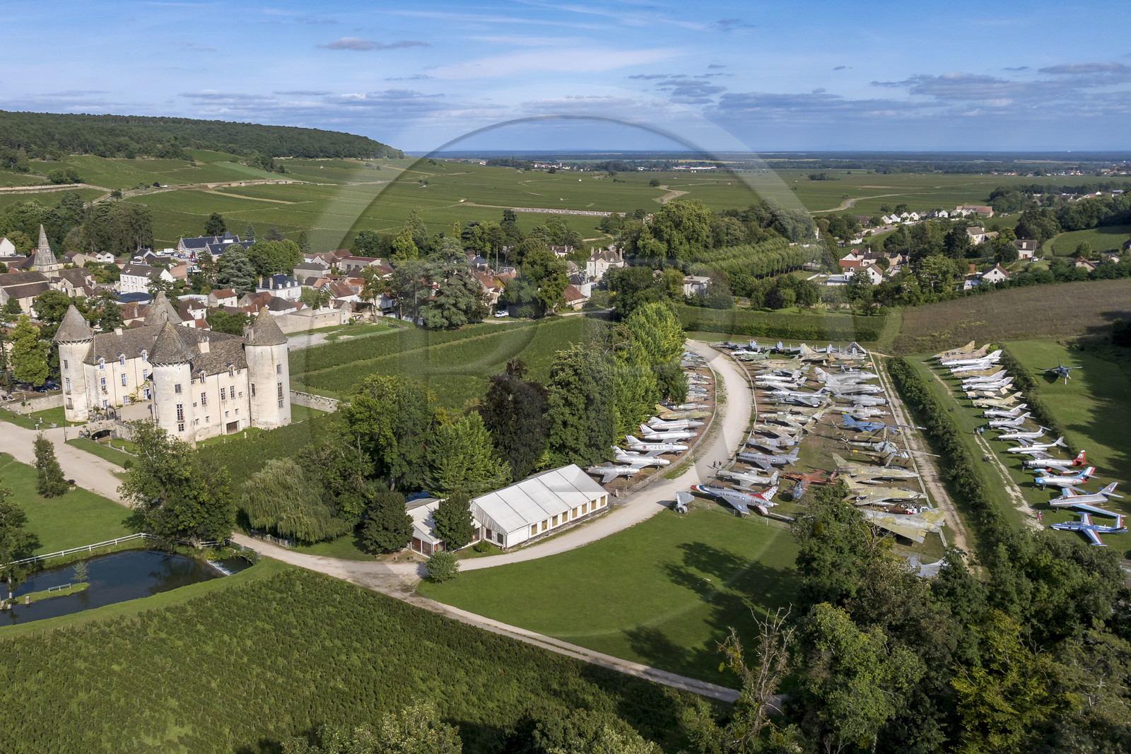 France, Côte-d'Or (21), les climats de Bourgogne classés Patrimoine Mondial de l'UNESCO, Côte de Beaune, Savigny-les-Beaune, le chateau avec les musées et collections avions de chasse, voitures de course Abarth, motos, tracteurs enjambeurs, maquettes, camions de pompiers (vue aérienne)