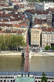 France, Rhône (69), Lyon, site historique classé Patrimoine Mondial de l'UNESCO, la passerelle du palais de justice sur la Saône et le quartier de la Presqu'Ile en arrière plan