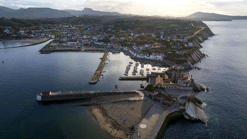 France, Pyrénées-Atlantiques (64), la côte du Pays-Basque, Ciboure, le fort de Socoa construit sous Louis XIII remanié par Vauban et son petit port de plaisance dans la baie de Saint-Jean-de-Luz (vue aérienne)