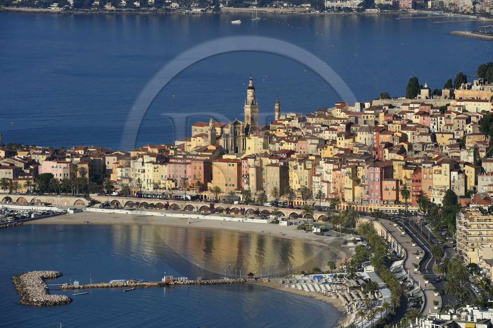 France, Alpes-Maritimes (06), Menton, la vieille ville dominée par la Basilique Saint Michel