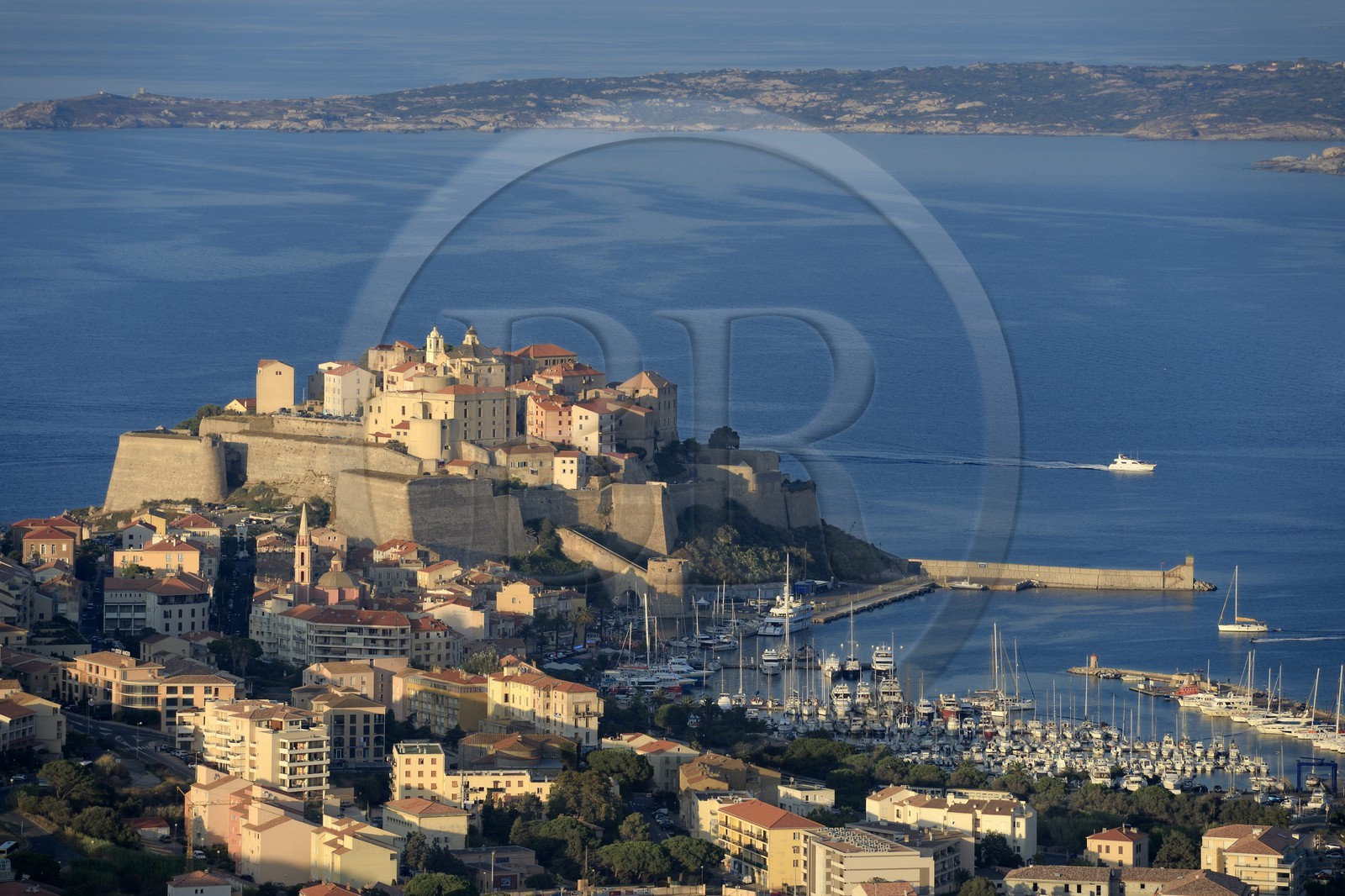 France, Haute-Corse (2B), Calvi et sa citadelle génoise dans la baie de Calvi