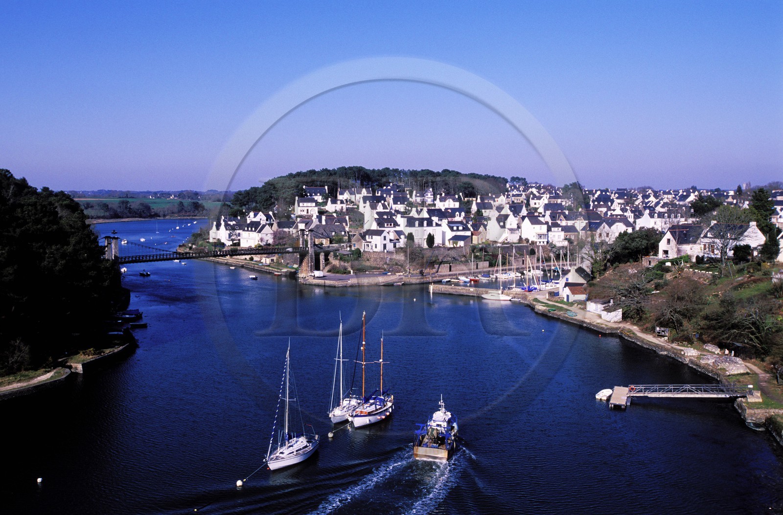 France, Morbihan (56), le Bono, le village au bord de la rivière du Bono, le pont suspendu et son port