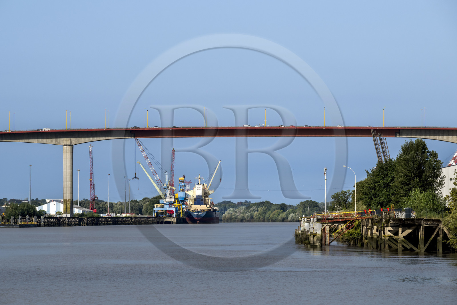 France, Loire-Atlantique (44), Nantes, le Pont de Cheviré franchissant la Loire et les quais du port de commerce de Nantes à Cheviré