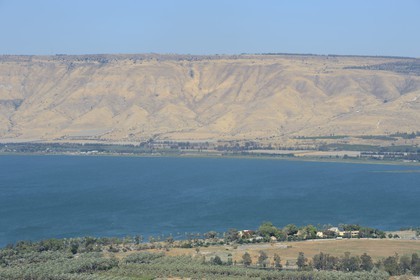 Israel, Northern District, Galilee, Tiberias, Sea of Galilee (Lake Tiberias) edges and in the background the hills of Golan