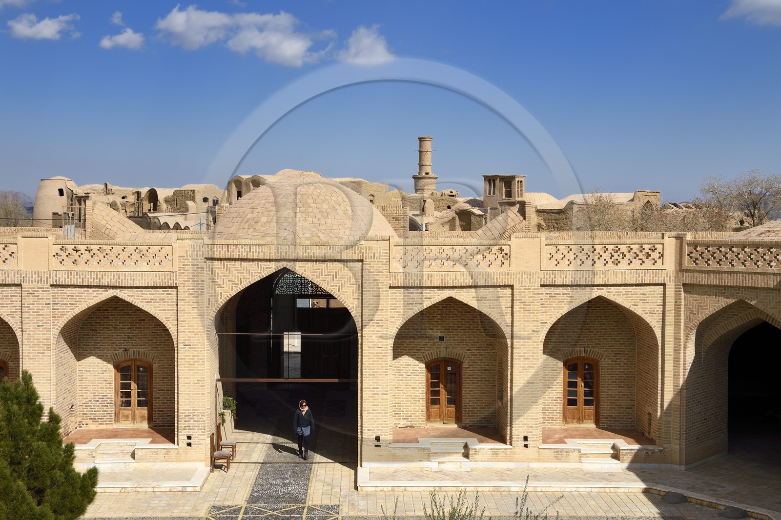 Iran, Province de Yazd, en bordure du désert du Dasht-e Kavir, le vieux village de Kharanaq, le caravansérail datant de l'époque de la Dynastie kadjar et le minaret oscillant en arrière plan