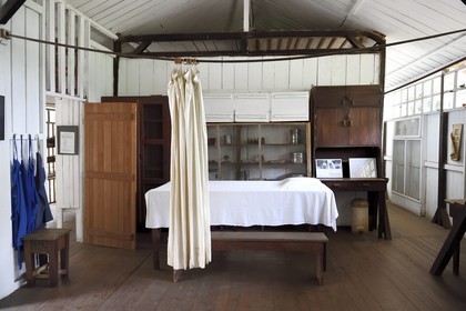 Gabon, Province du Moyen-Ogooué, Lambaréné, l'ancien Hopital Albert Schweitzer devenu musée, la Grande Pharmacie (policlinique), la salle de consultation